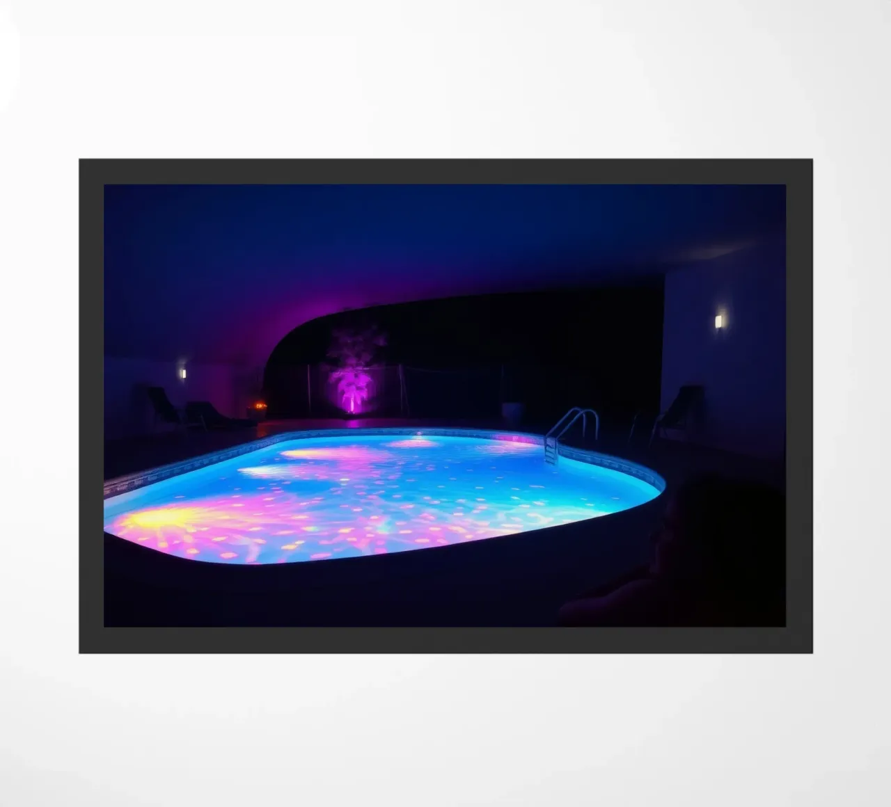 riflessi di luce intorno ad una piscina in una notte accogliente zerbino da DesignDoodle