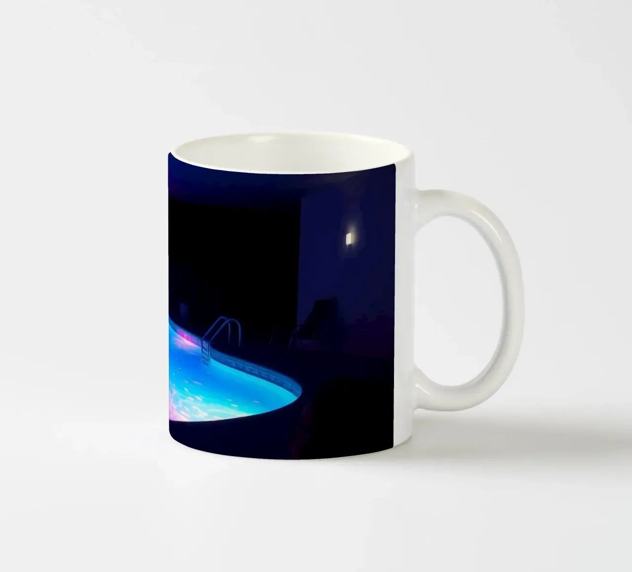 riflessi di luce intorno ad una piscina in una notte accogliente tazza in ceramica da DesignDoodle