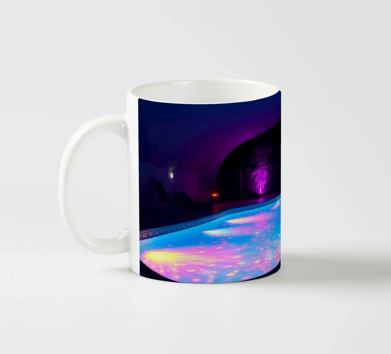 riflessi di luce intorno ad una piscina in una notte accogliente tazza in ceramica da DesignDoodle