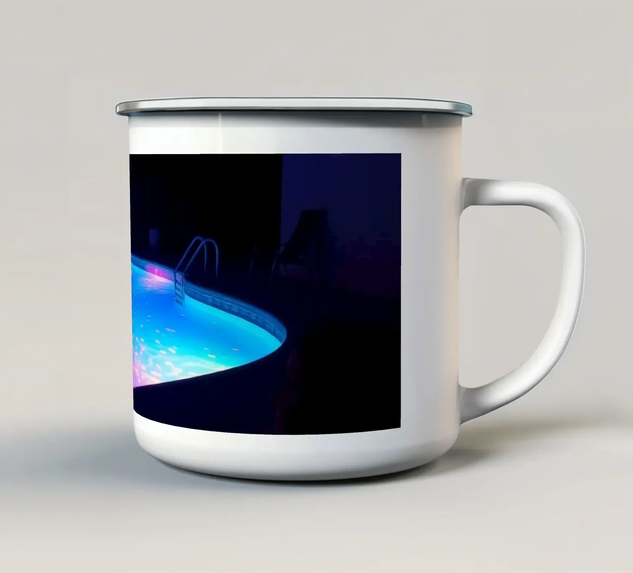 riflessi di luce intorno ad una piscina in una notte accogliente tazza in smalto da DesignDoodle