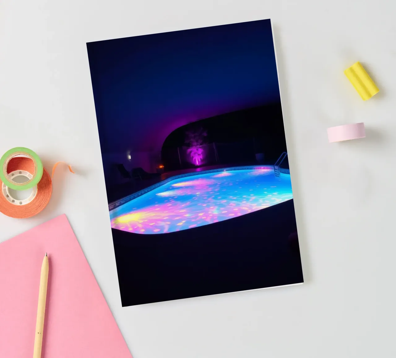 reflets de lumière autour d'une piscine dans une nuit agréable carnet de notes de DesignDoodle