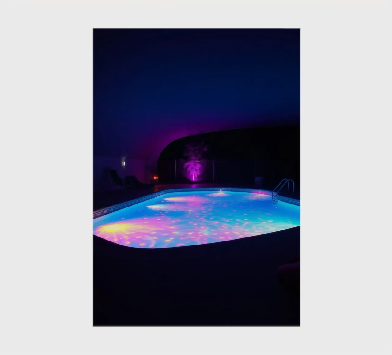 reflets de lumière autour d'une piscine dans une nuit agréable carnet de notes de DesignDoodle