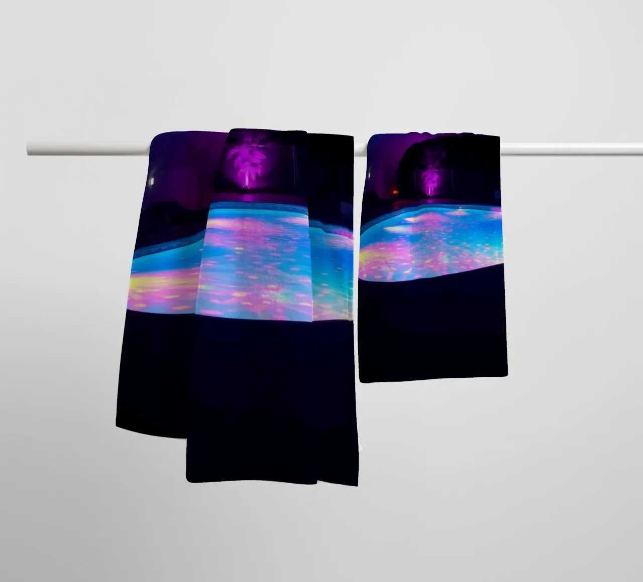 reflets de lumière autour d'une piscine dans une nuit agréable serviette de bain de DesignDoodle