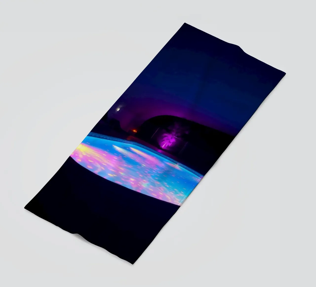 riflessi di luce intorno ad una piscina in una notte accogliente telo mare da DesignDoodle