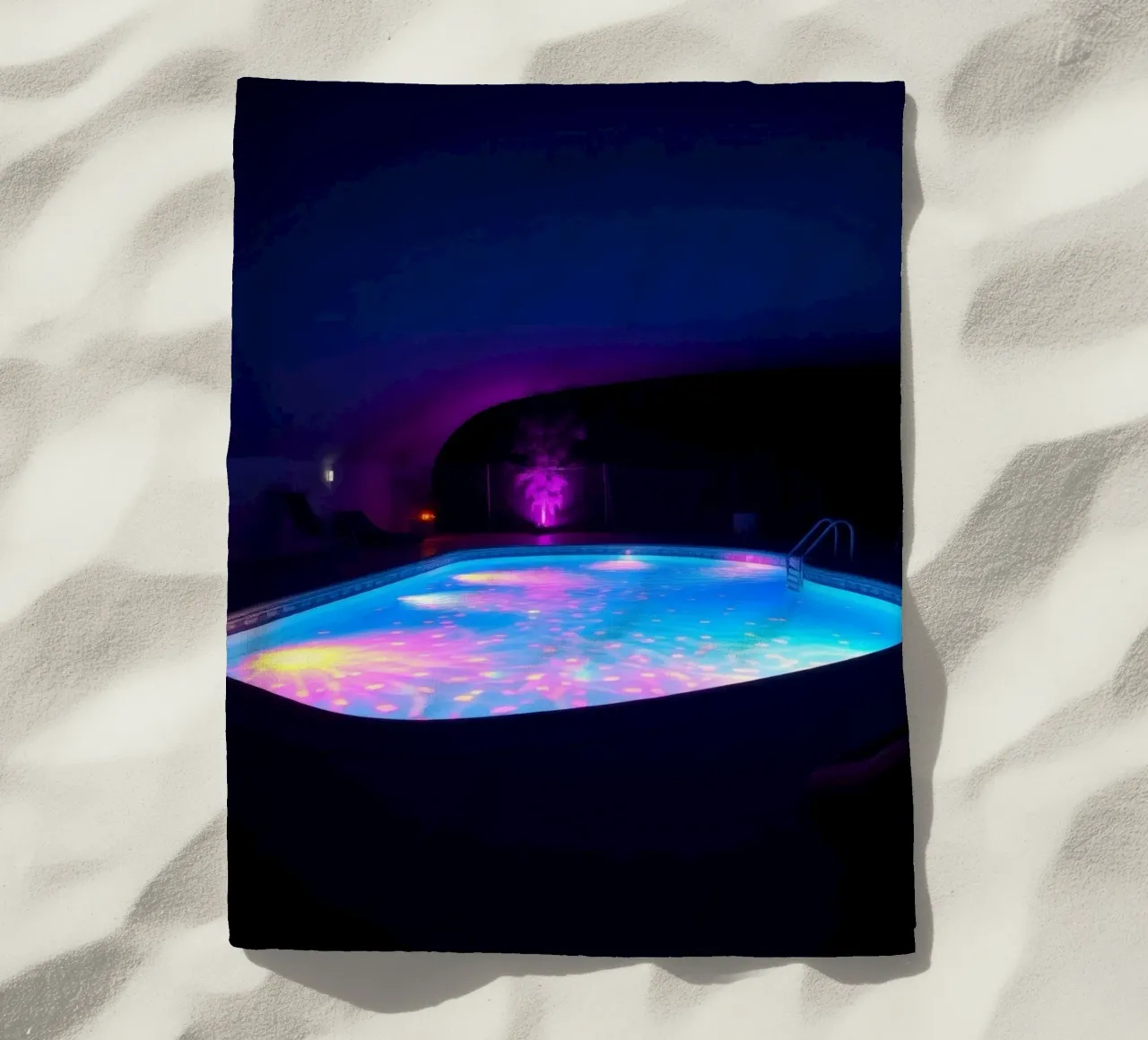 riflessi di luce intorno ad una piscina in una notte accogliente telo mare da DesignDoodle