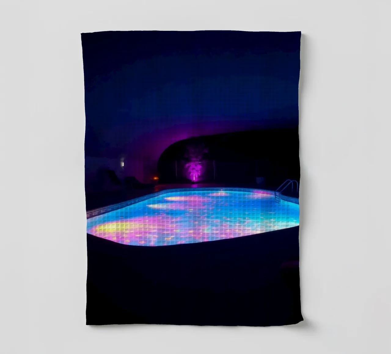 reflets de lumière autour d'une piscine dans une nuit agréable torchon de DesignDoodle