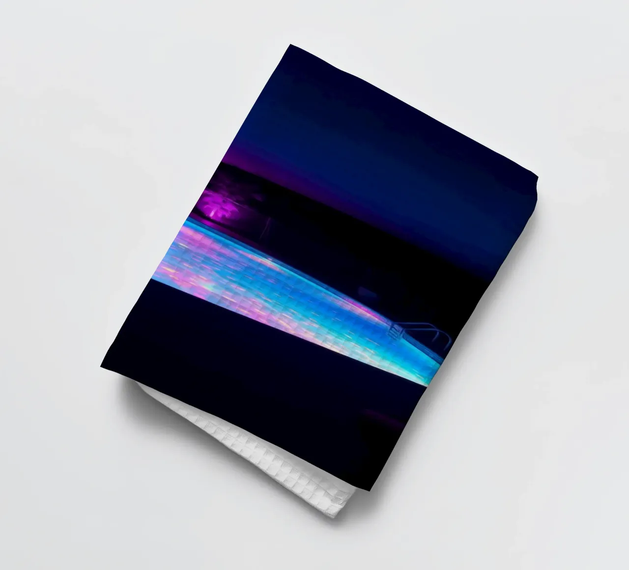 reflets de lumière autour d'une piscine dans une nuit agréable torchon de DesignDoodle