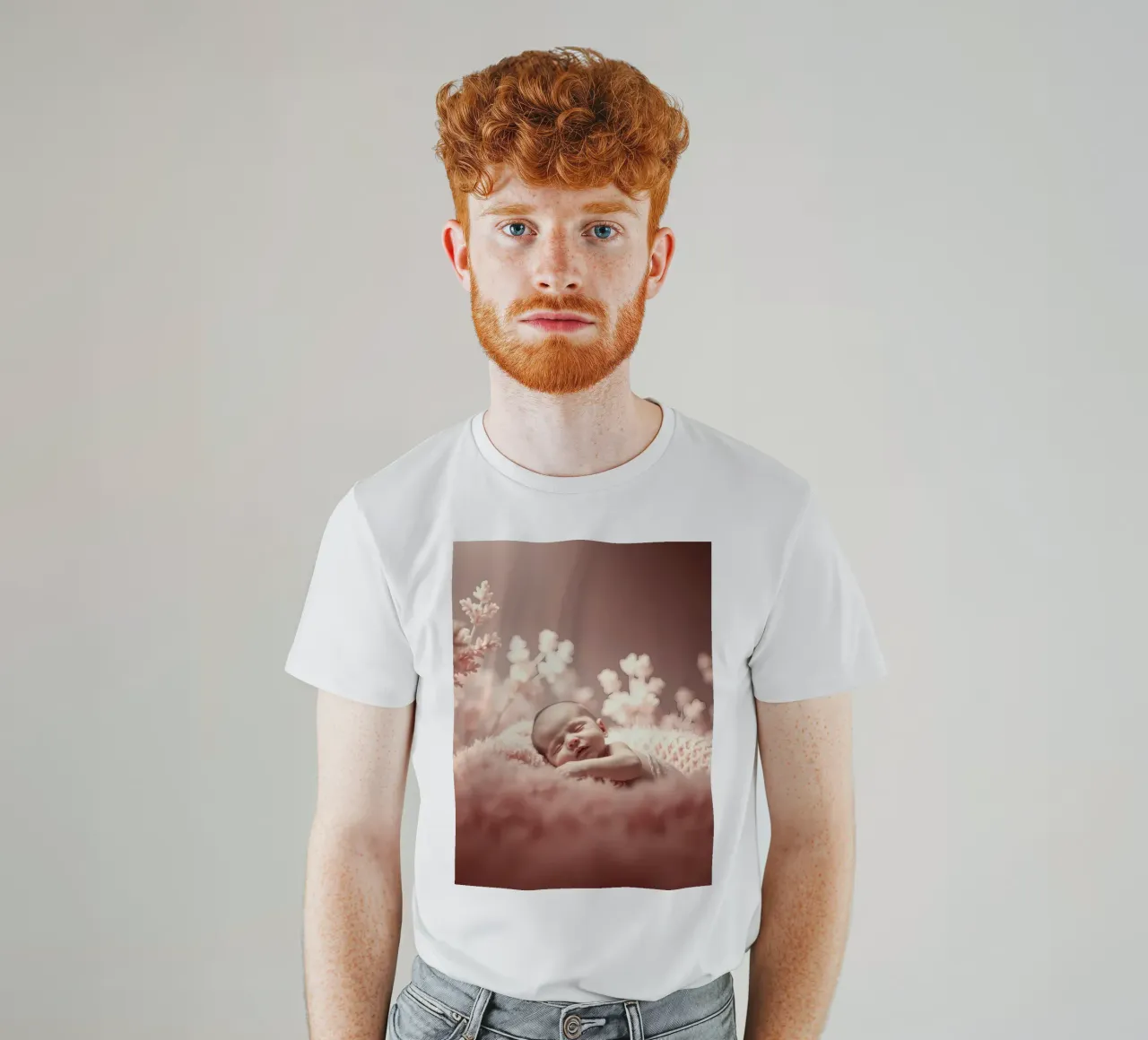 Neonato che dorme serenamente su una morbida coperta t-shirt da DesignDoodle