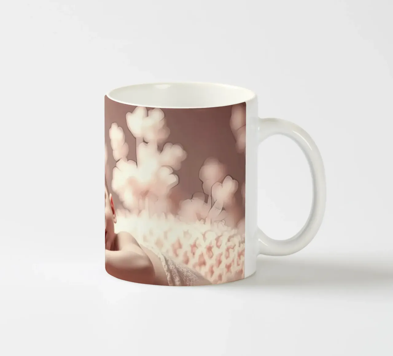 Neonato che dorme serenamente su una morbida coperta tazza in ceramica da DesignDoodle