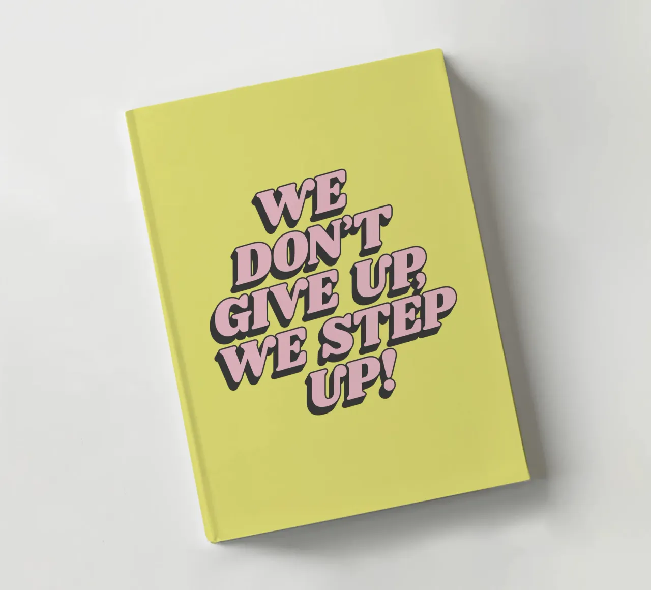 We Don't Give Up We Step Up Typographie imprimée Jaune Rose carnet de notes de THE MOTIVATED TYPE