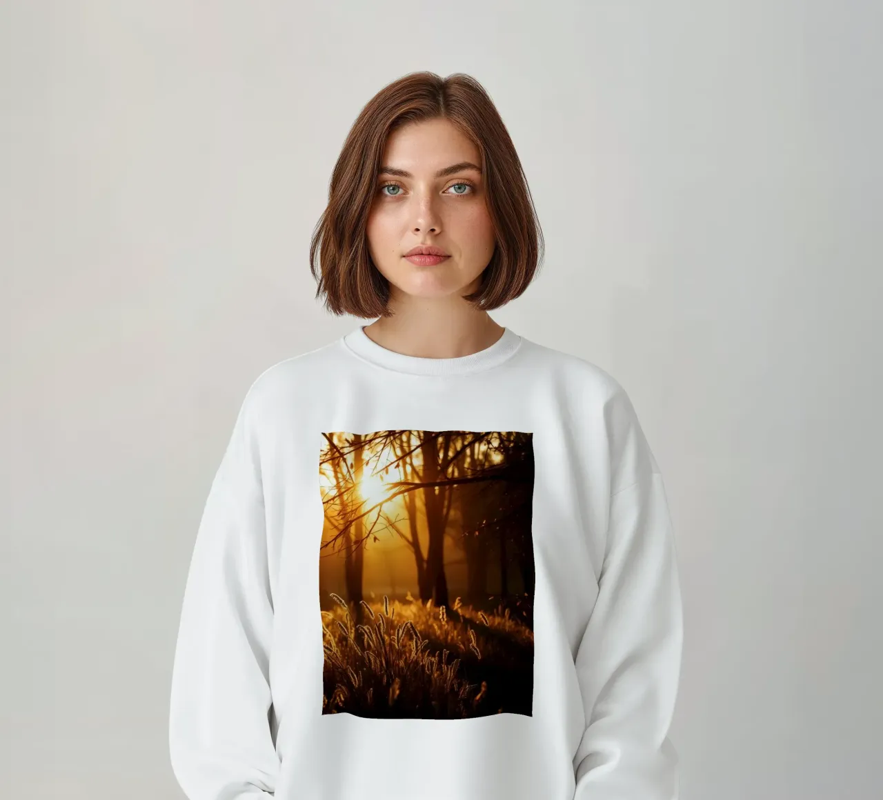 La luce dorata del sole filtra attraverso gli alberi di una tranquilla foresta felpa da DesignDoodle