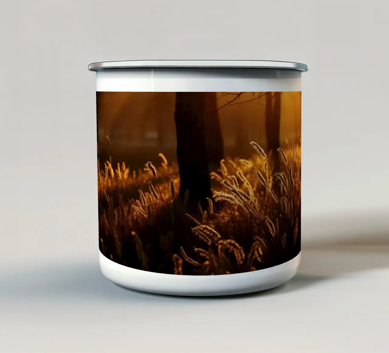 Gouden zonlicht filtert door bomen in een rustig bos emaille mok van DesignDoodle
