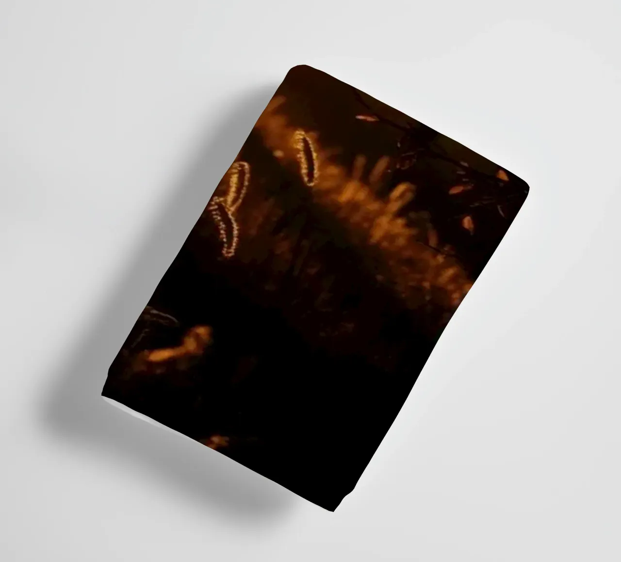 La lumière dorée du soleil filtre à travers les arbres d'une forêt paisible. serviette de bain de DesignDoodle