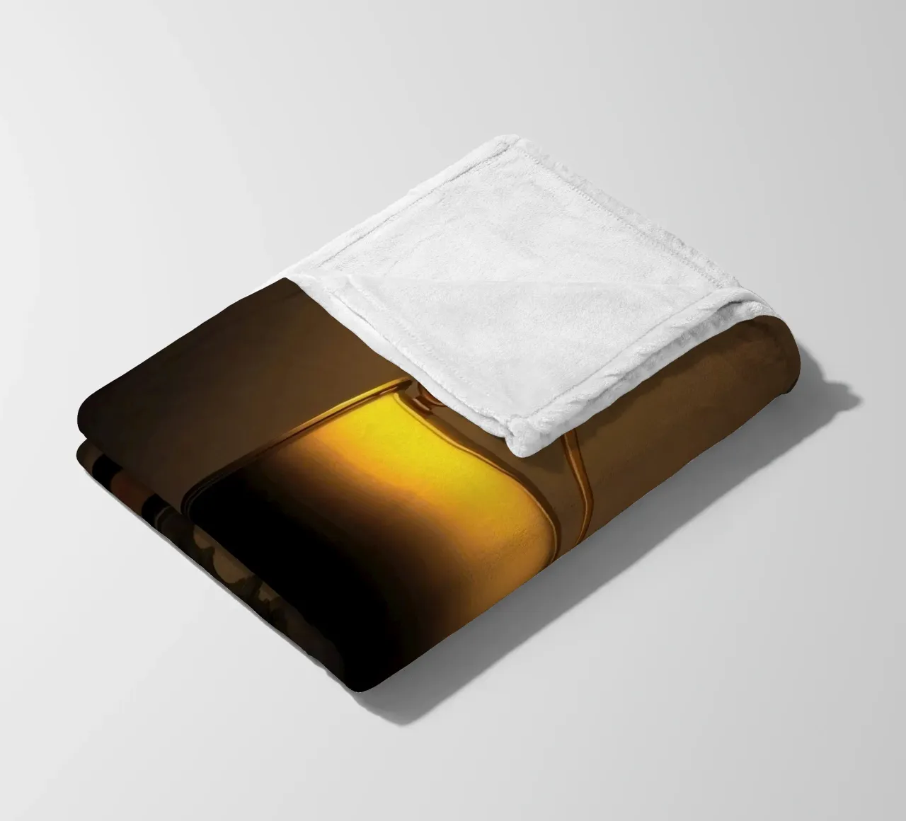 Goldene Trophäe mit sanftem Licht zur Präsentation der Leistung Fleecedecke von DesignDoodle