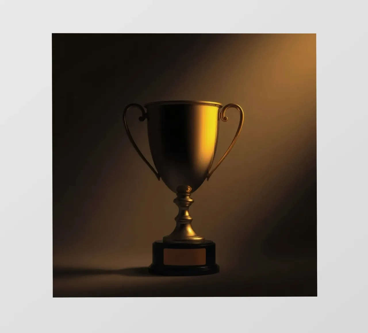 Goldene Trophäe mit sanftem Licht zur Präsentation der Leistung Fototapete von DesignDoodle