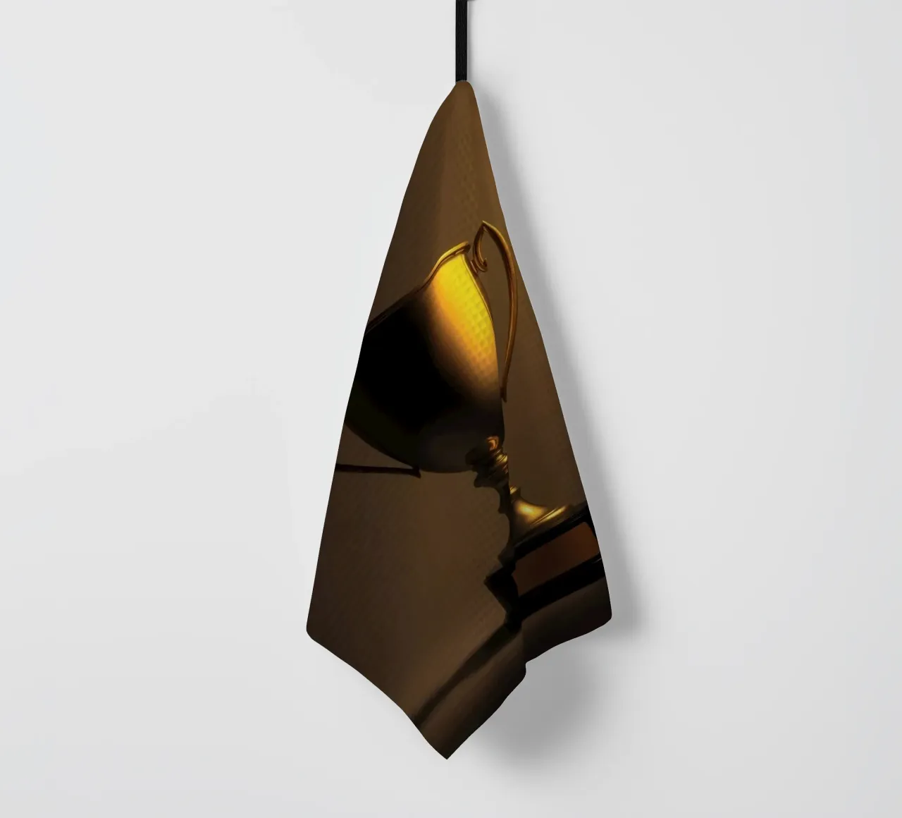 Goldene Trophäe mit sanftem Licht zur Präsentation der Leistung Geschirrtuch von DesignDoodle