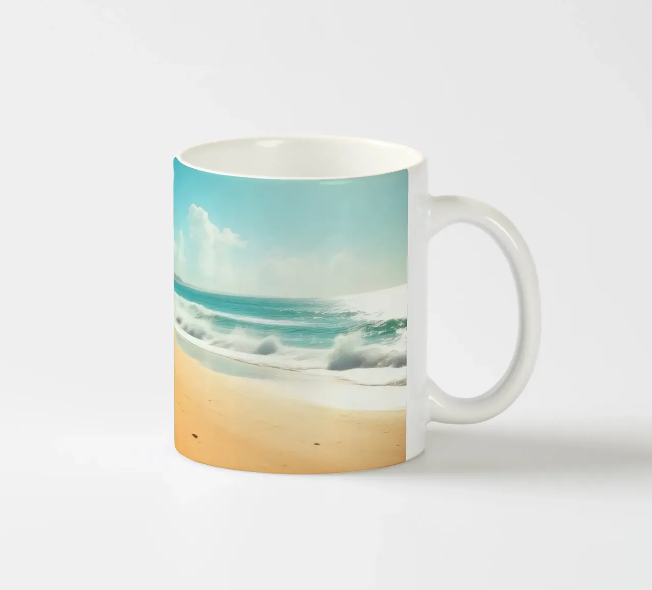 Goudkleurig zandstrand met zachte golven en zonnige hemel keramische mok van DesignDoodle