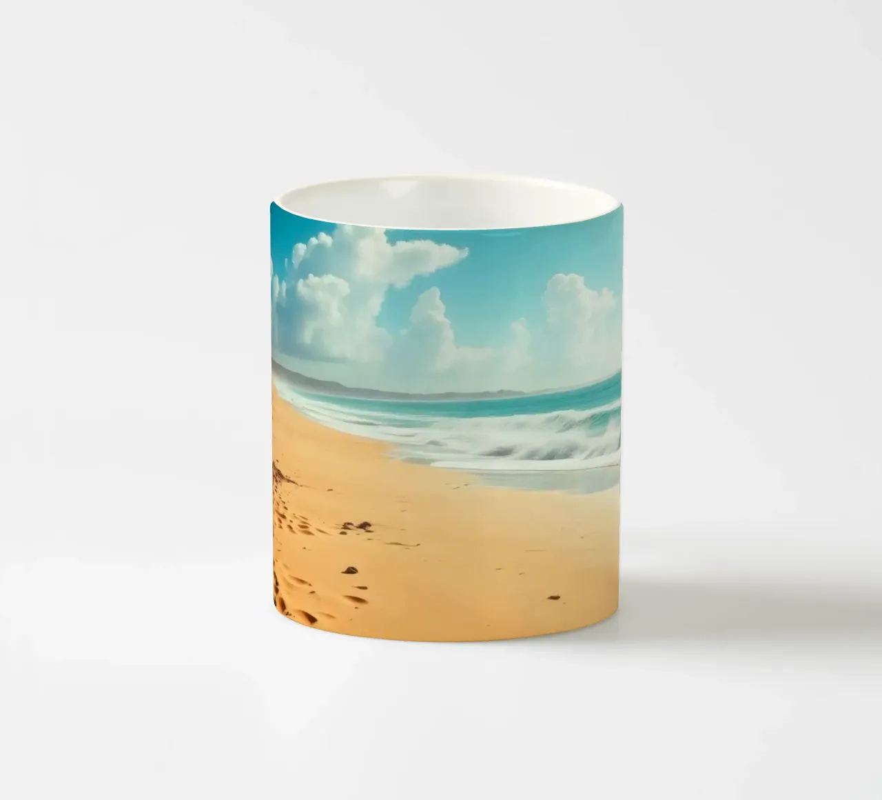 Goudkleurig zandstrand met zachte golven en zonnige hemel keramische mok van DesignDoodle