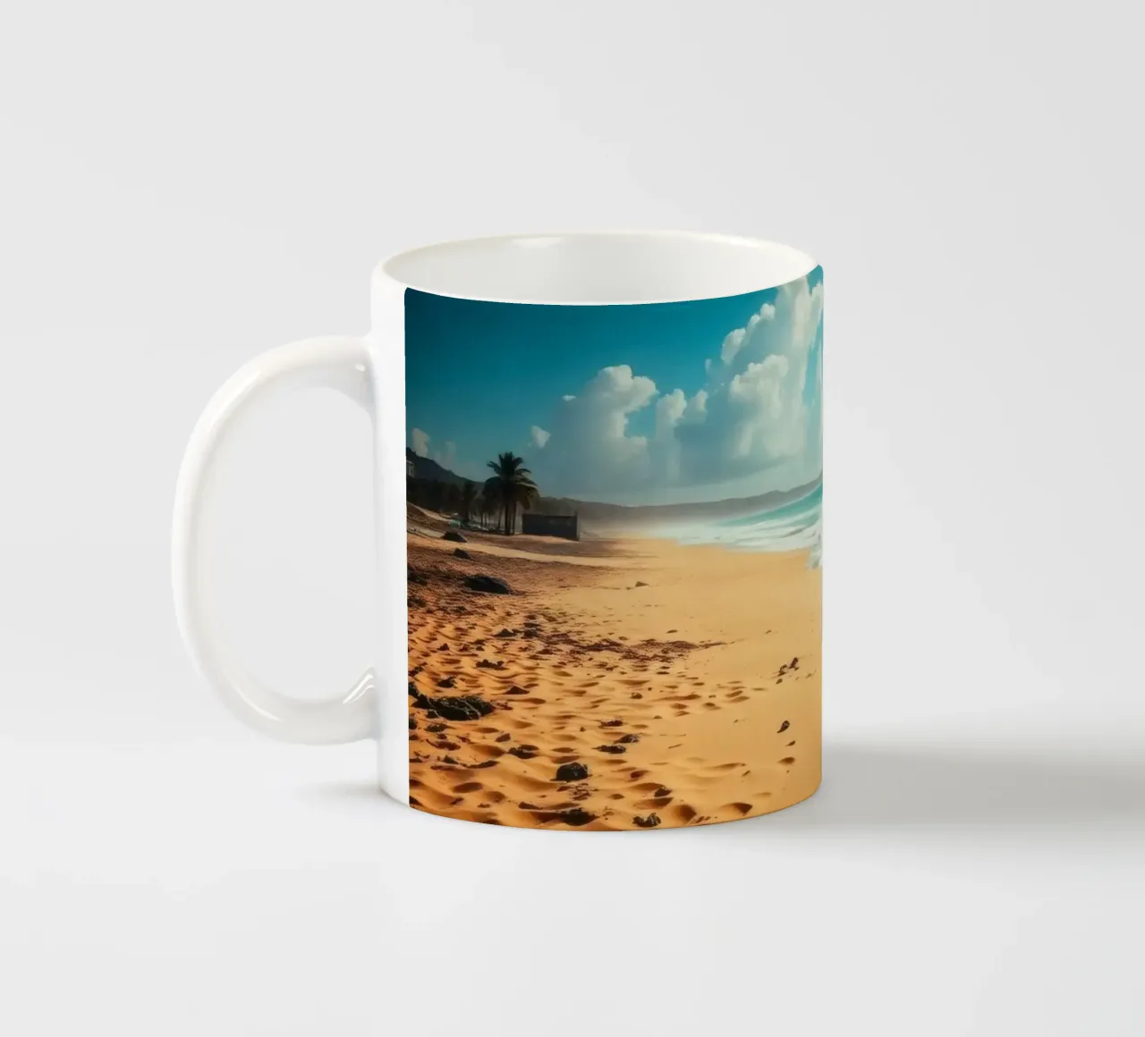 Goudkleurig zandstrand met zachte golven en zonnige hemel keramische mok van DesignDoodle