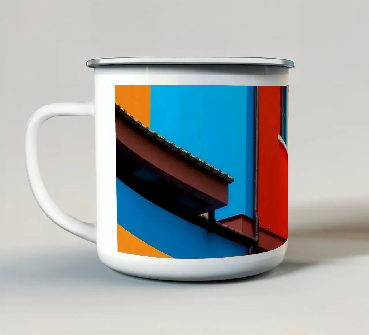 L'architettura colorata caratterizza gli edifici in posizione urbana tazza in smalto da DesignDoodle