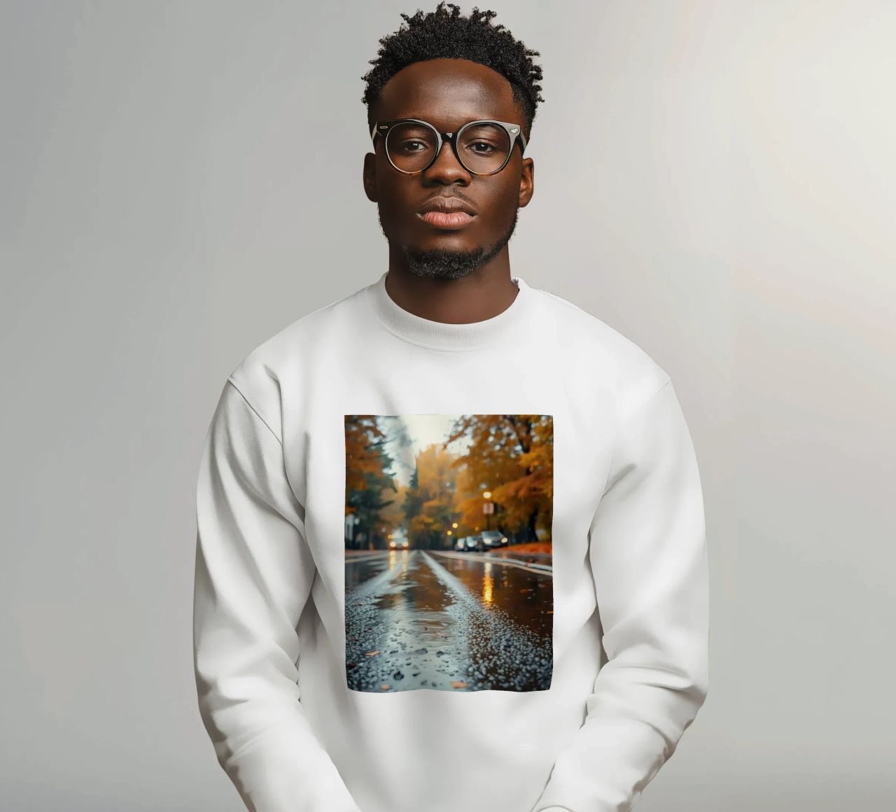 Vista otoñal de la calle con la lluvia reflejando el colorido follaje sudadera de DesignDoodle
