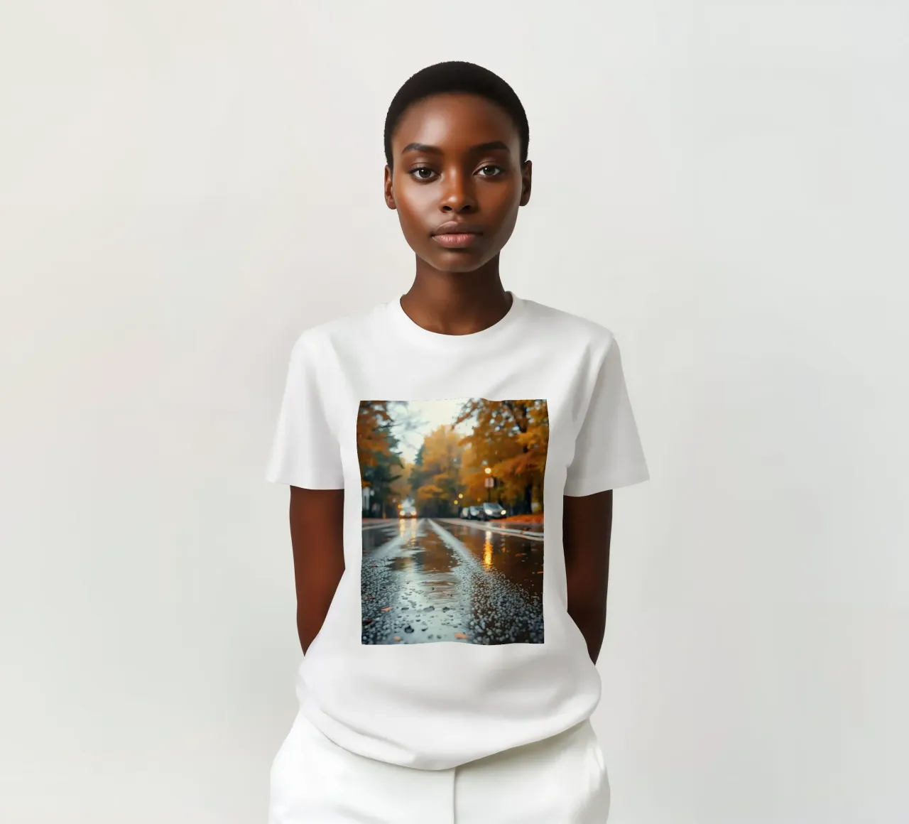 Vue d'une rue en automne avec la pluie reflétant le feuillage coloré t-shirt de DesignDoodle