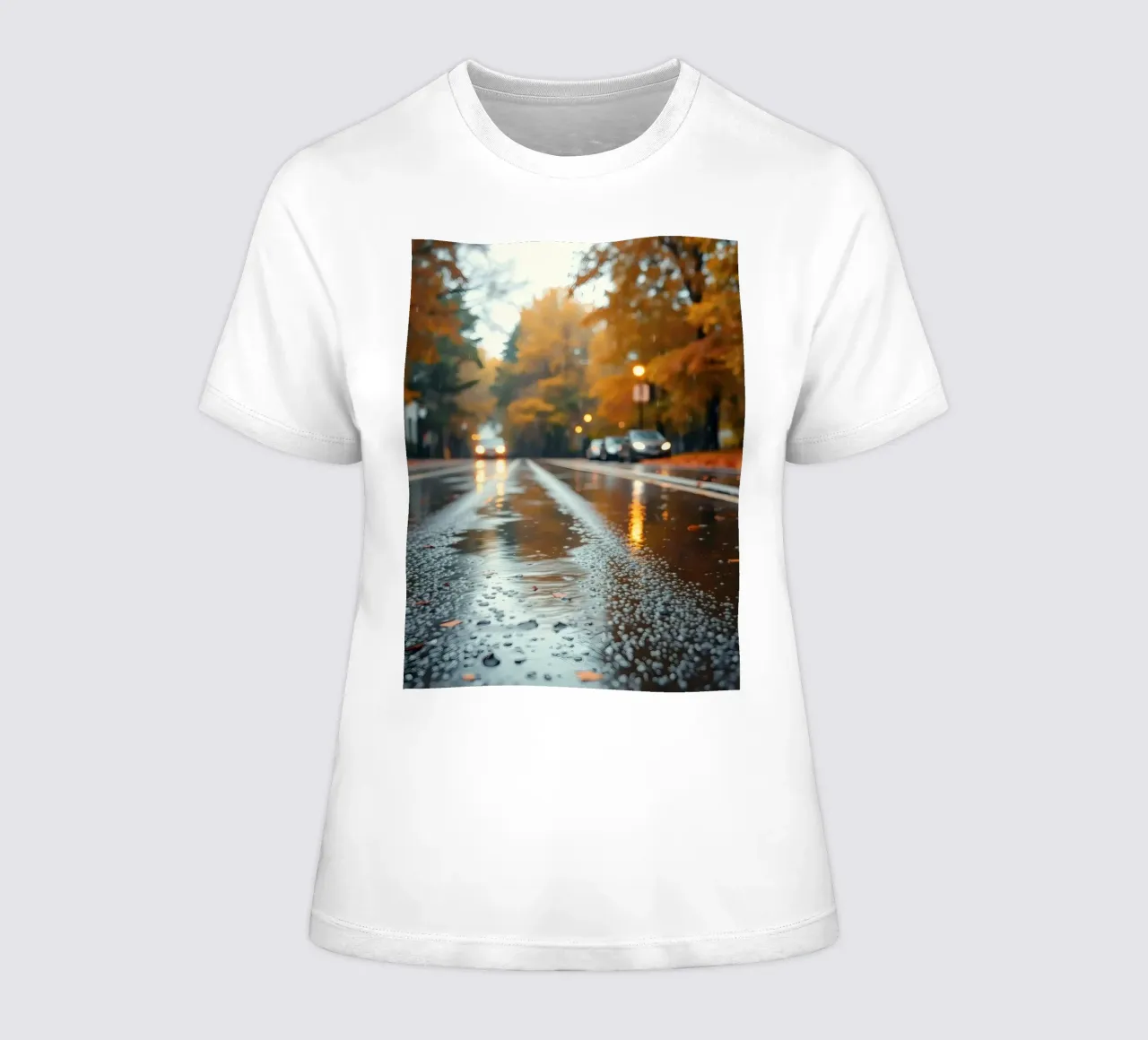 Vue d'une rue en automne avec la pluie reflétant le feuillage coloré t-shirt ajusté pour femmes de DesignDoodle