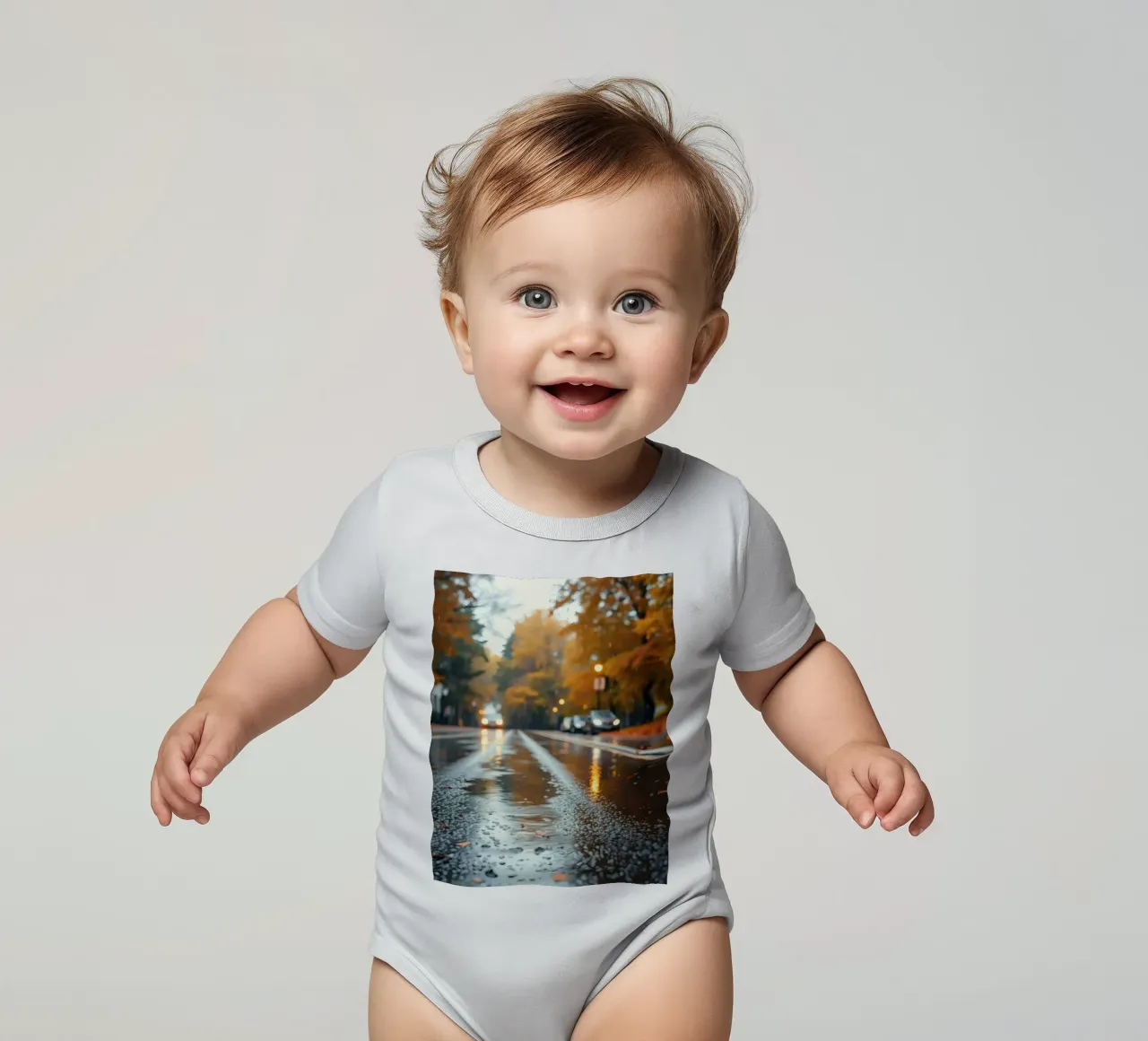 Vue d'une rue en automne avec la pluie reflétant le feuillage coloré body bébé de DesignDoodle