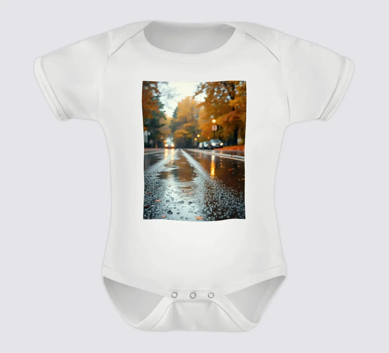 Vue d'une rue en automne avec la pluie reflétant le feuillage coloré body bébé de DesignDoodle