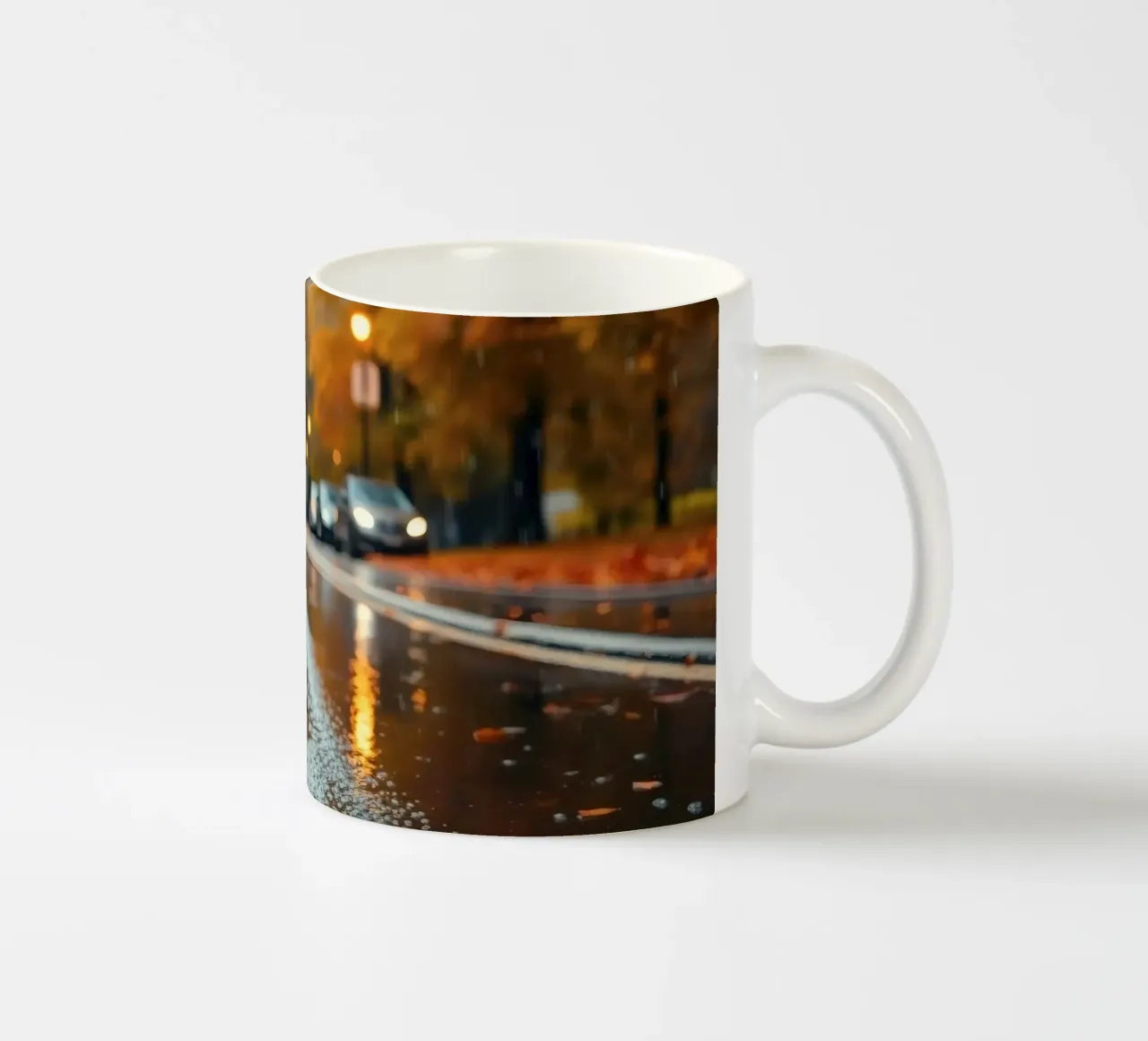 Vista della strada in autunno con la pioggia che riflette il fogliame colorato tazza in ceramica da DesignDoodle