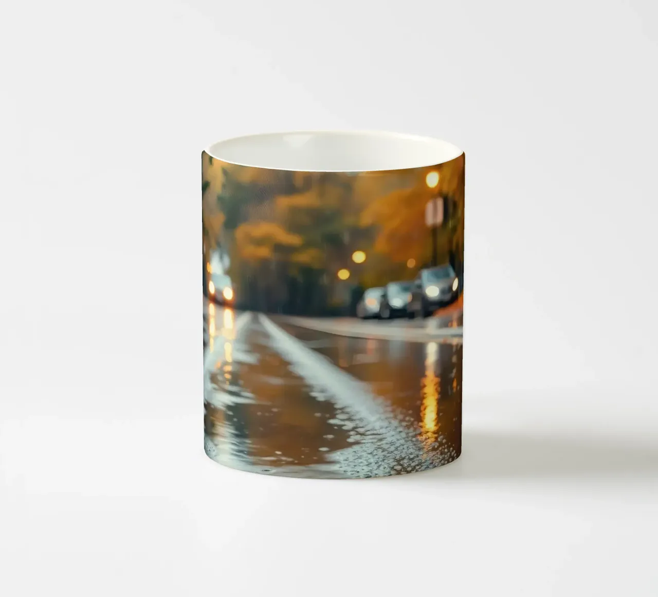 Vista della strada in autunno con la pioggia che riflette il fogliame colorato tazza in ceramica da DesignDoodle