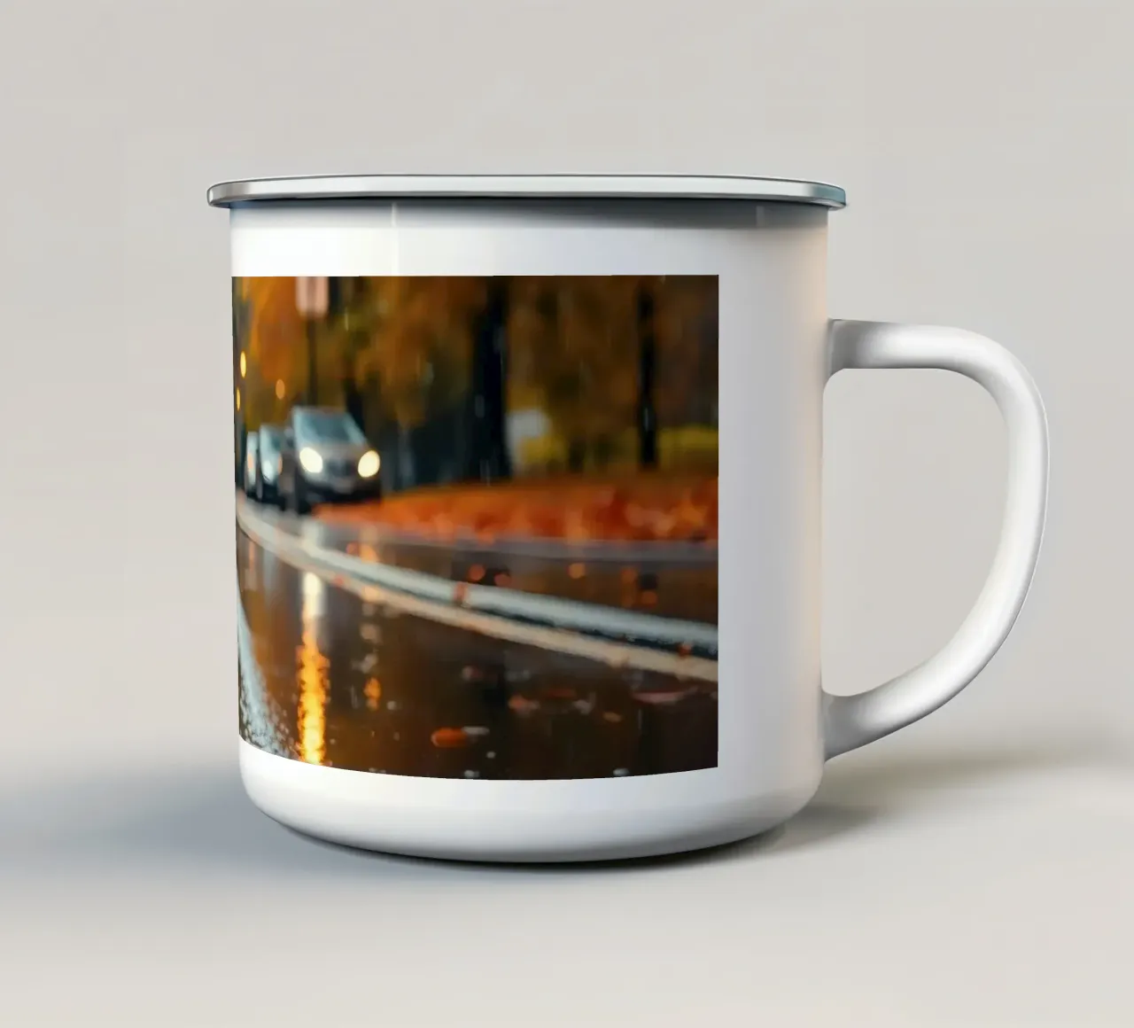 Vista della strada in autunno con la pioggia che riflette il fogliame colorato tazza in smalto da DesignDoodle