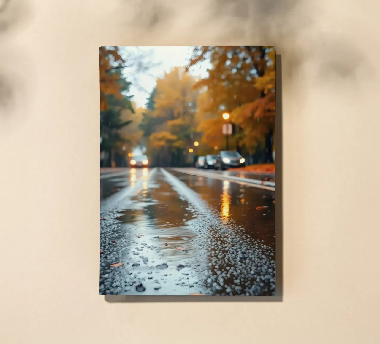 Vue d'une rue en automne avec la pluie reflétant le feuillage coloré carnet de notes de DesignDoodle