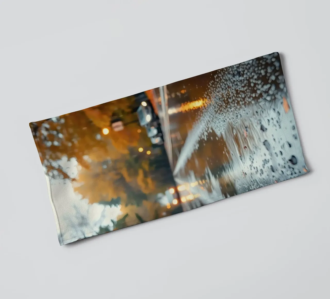 Vue d'une rue en automne avec la pluie reflétant le feuillage coloré serviette de bain de DesignDoodle