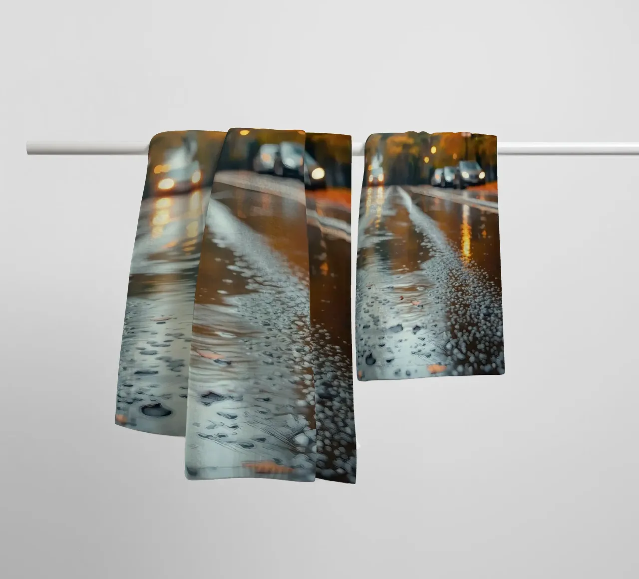 Vue d'une rue en automne avec la pluie reflétant le feuillage coloré serviette de bain de DesignDoodle