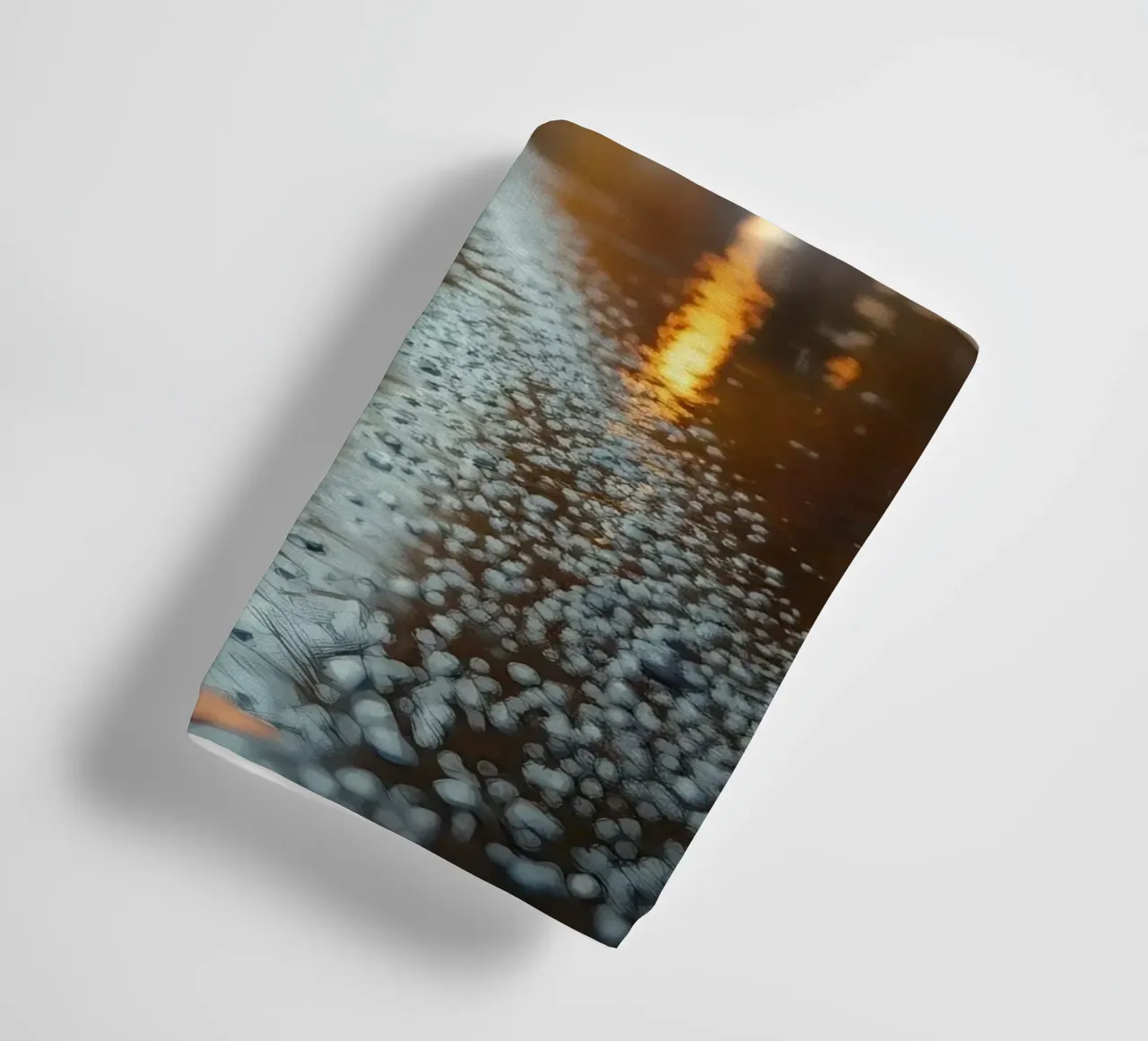 Vue d'une rue en automne avec la pluie reflétant le feuillage coloré serviette de bain de DesignDoodle