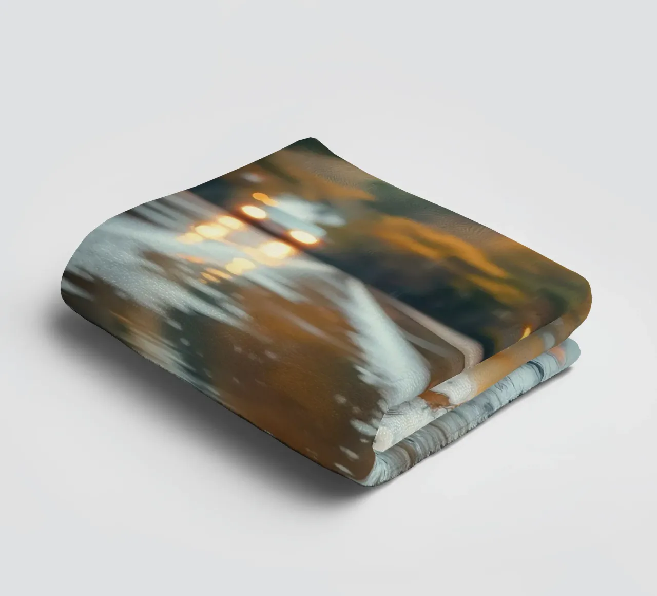 Vue d'une rue en automne avec la pluie reflétant le feuillage coloré serviette de bain de DesignDoodle