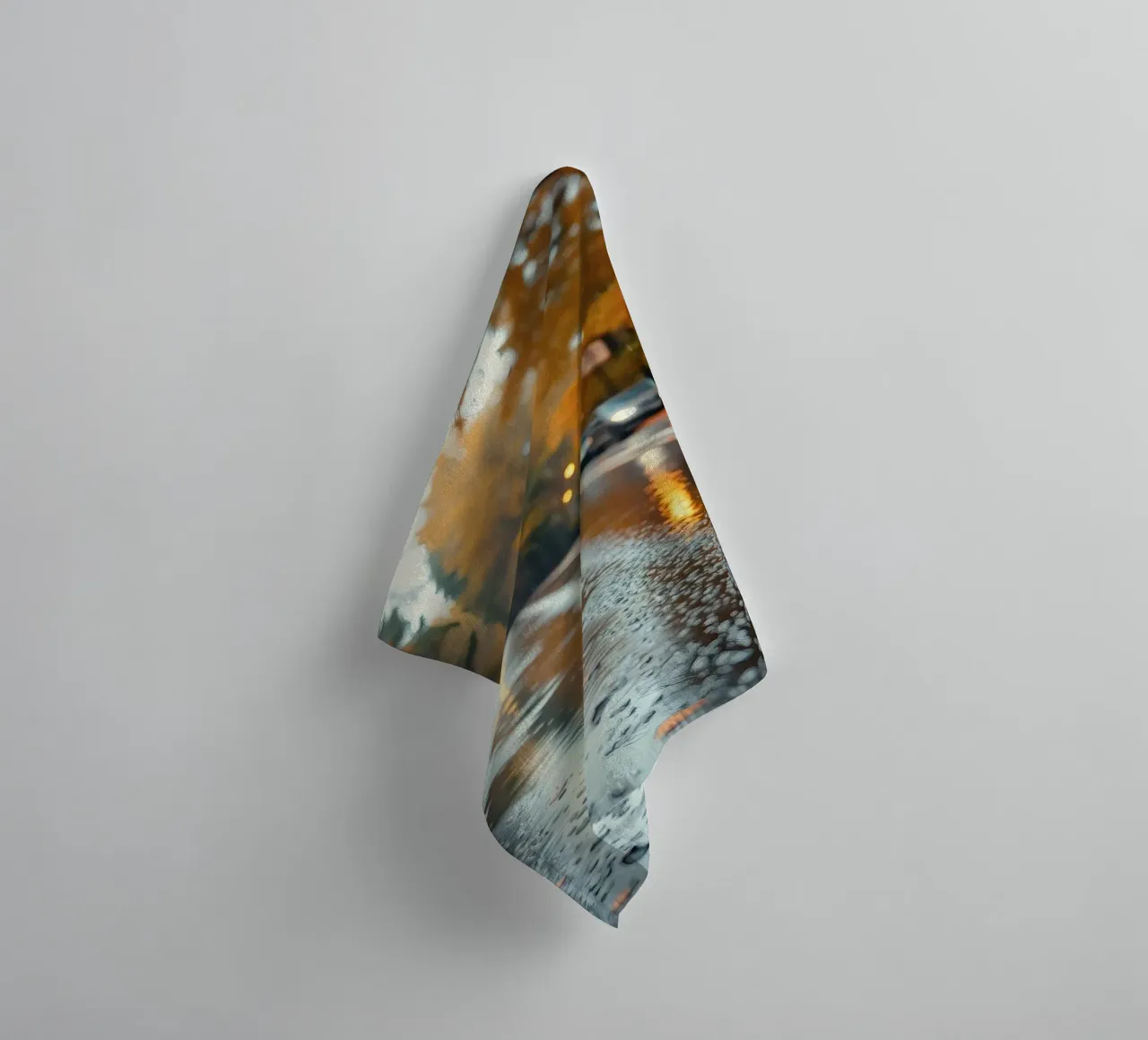 Vue d'une rue en automne avec la pluie reflétant le feuillage coloré serviette de bain de DesignDoodle