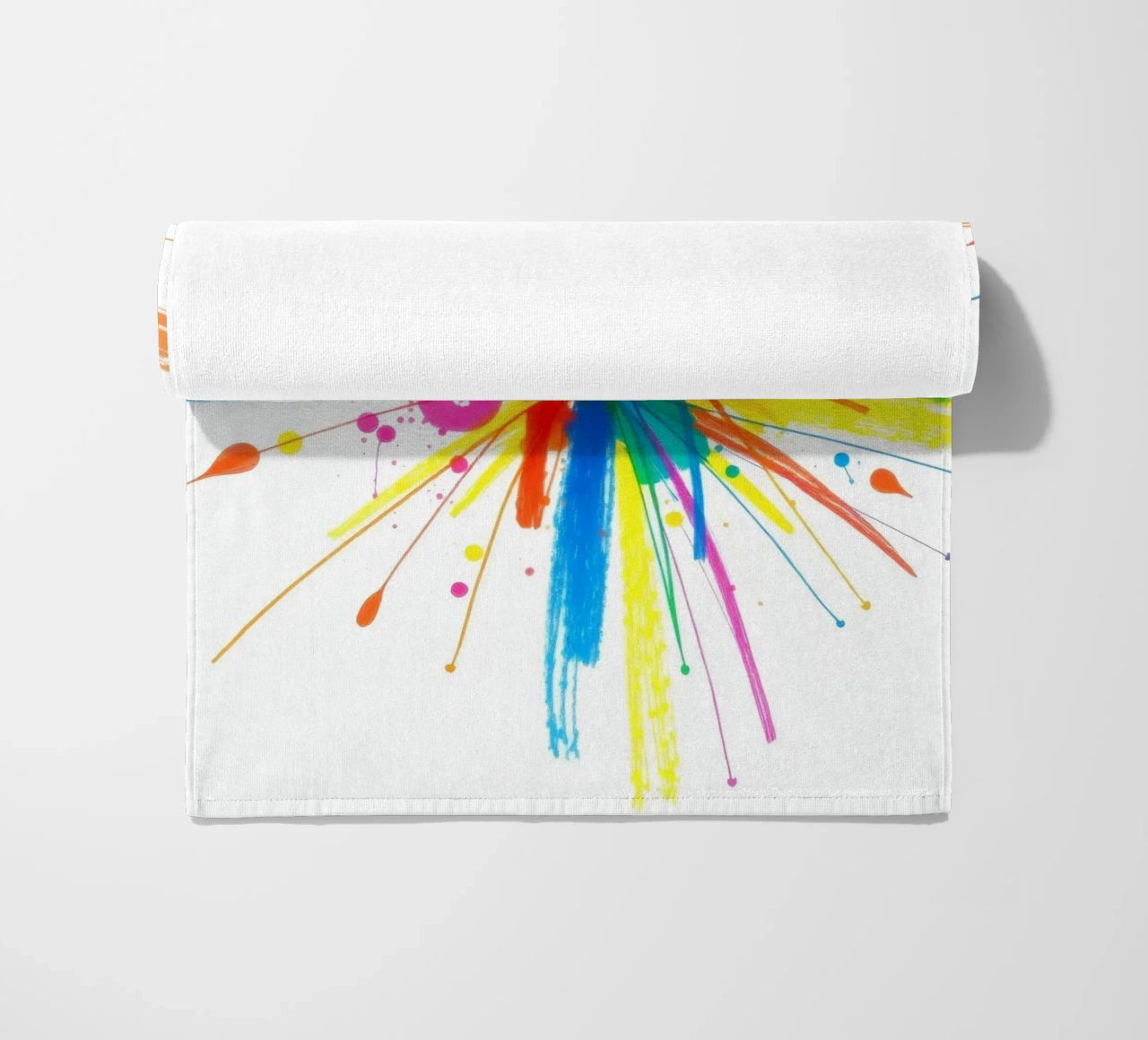 Esplosione colorata di schizzi di vernice disegno astratto telo mare da DesignDoodle