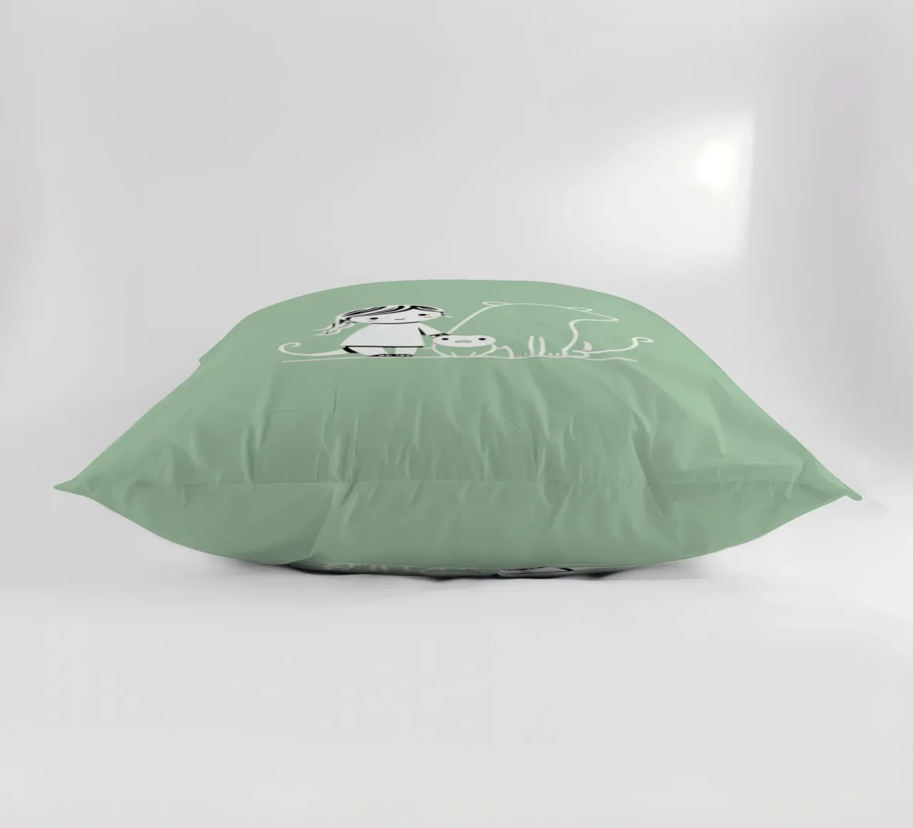 Ragazza con i suoi animali domestici, un cane e un gatto, che si godono il tempo cuscino da DesignDoodle