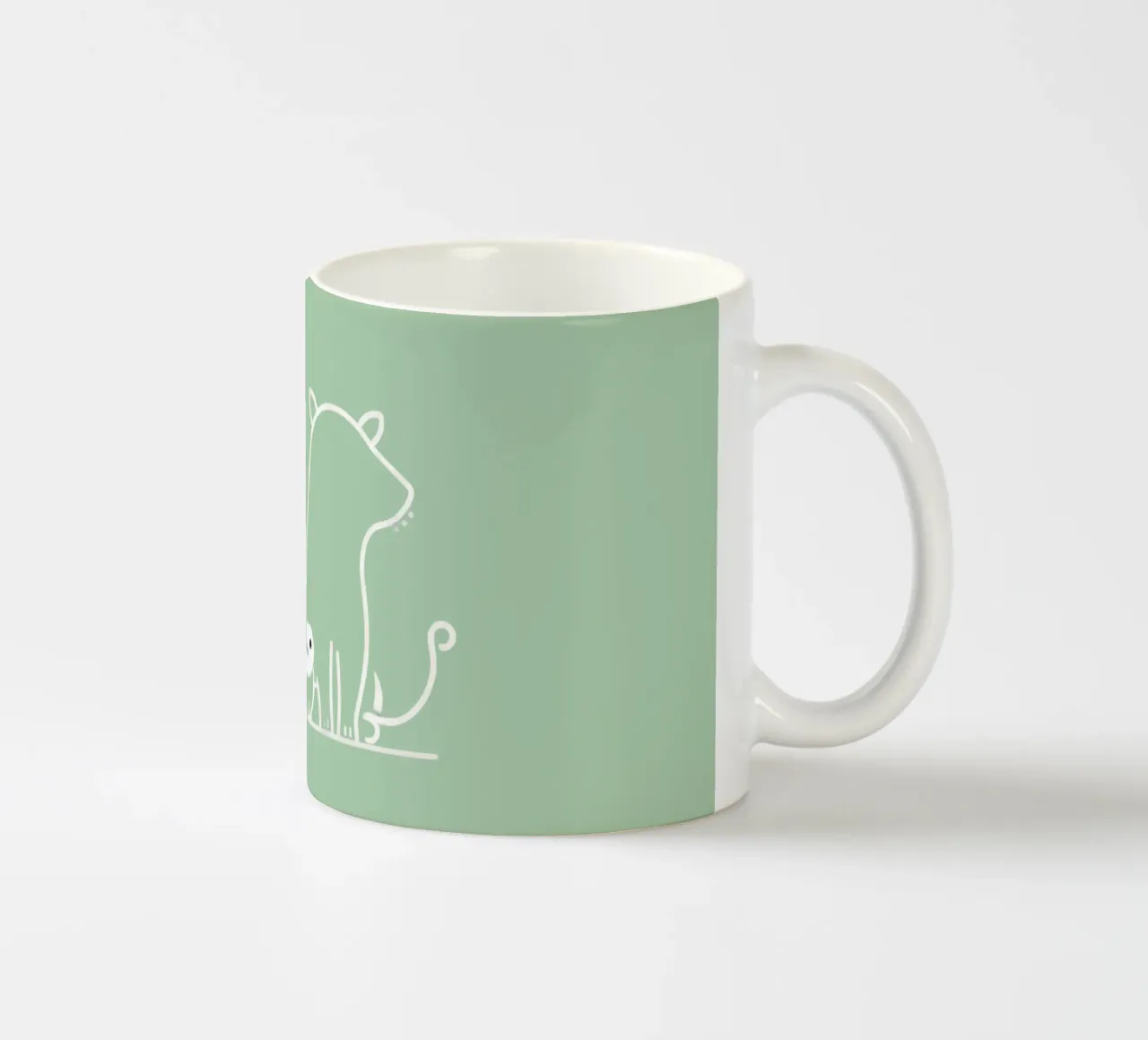 Ragazza con i suoi animali domestici, un cane e un gatto, che si godono il tempo tazza in ceramica da DesignDoodle