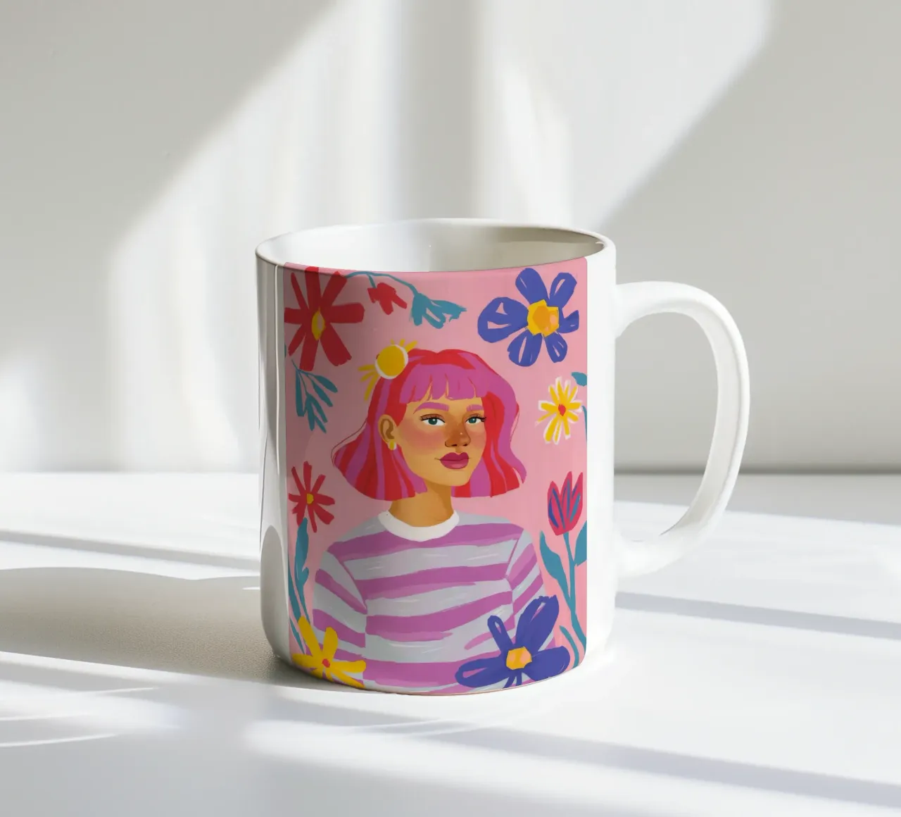 Ritratto floreale vibrante tazza in ceramica da Petal Canvas