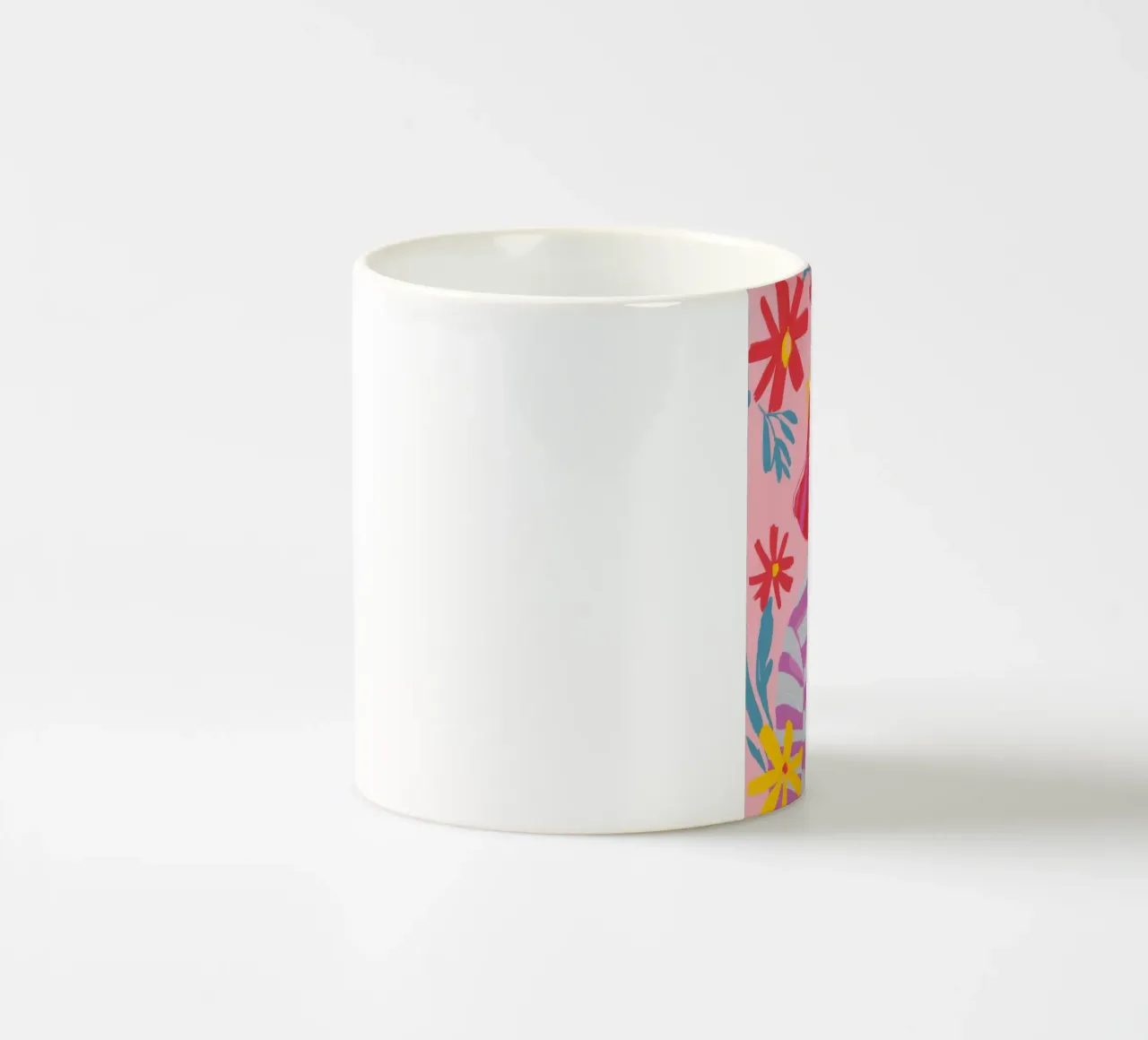 Ritratto floreale vibrante tazza in ceramica da Petal Canvas