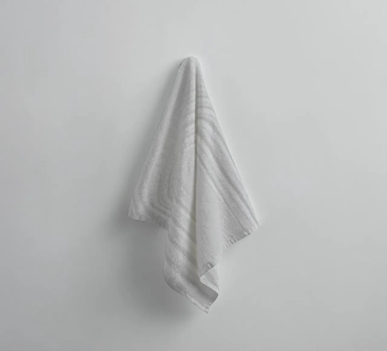 White Textures 2 Minimal Rainbow asciugamano da bagno da Studio Nahili