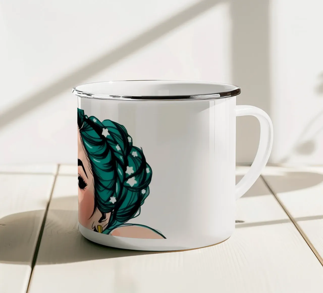 selbstbewusste Frau mit türkisfarbenem Haar und auffälligem Make-up Emaille Tasse von DesignDoodle