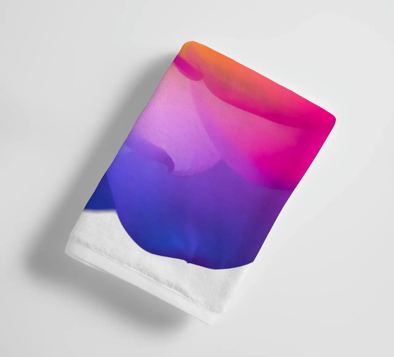 Fleur de lotus colorée et lumineuse dans l'obscurité serviette de bain de DesignDoodle