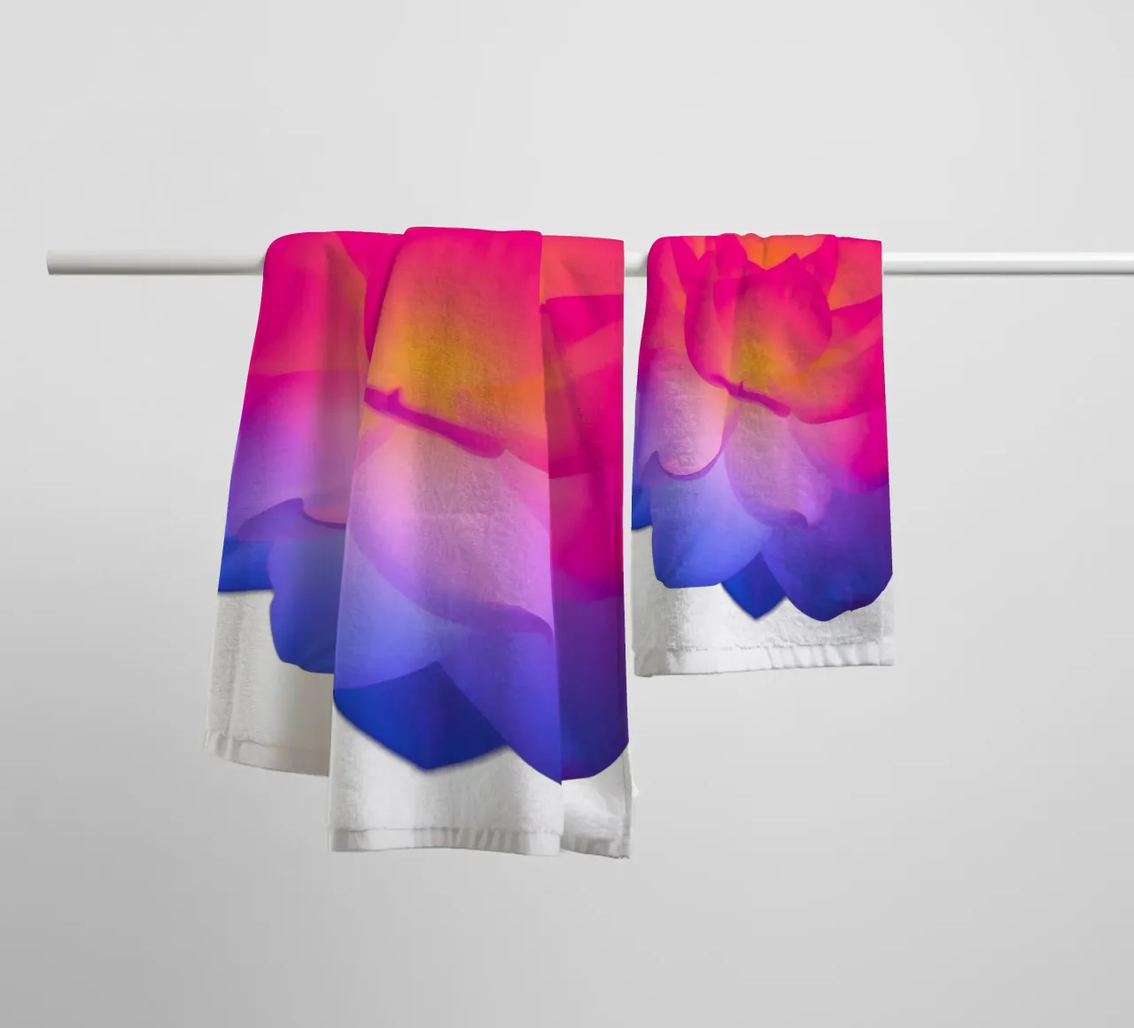 Fleur de lotus colorée et lumineuse dans l'obscurité serviette de bain de DesignDoodle
