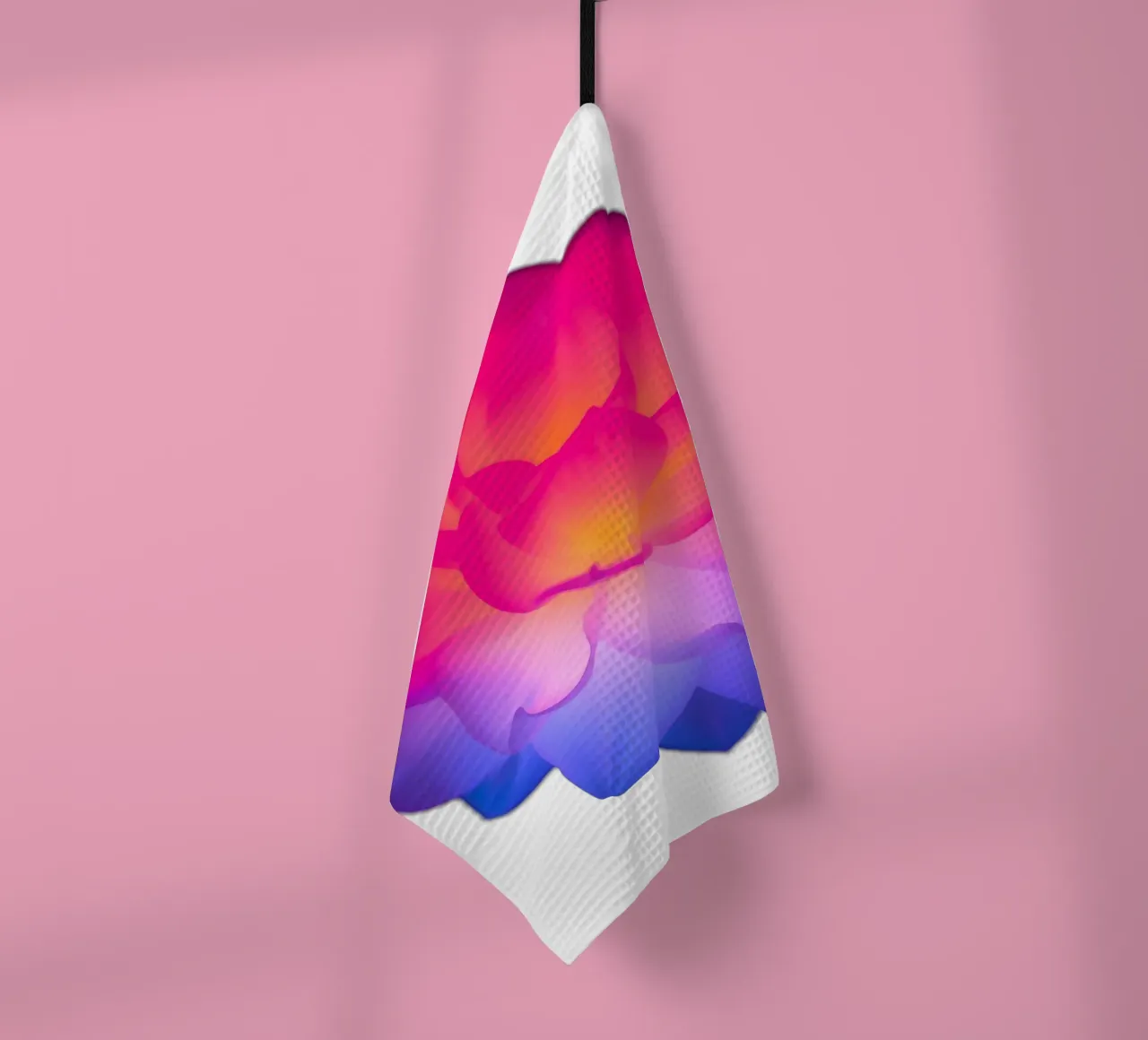 Fleur de lotus colorée et lumineuse dans l'obscurité torchon de DesignDoodle