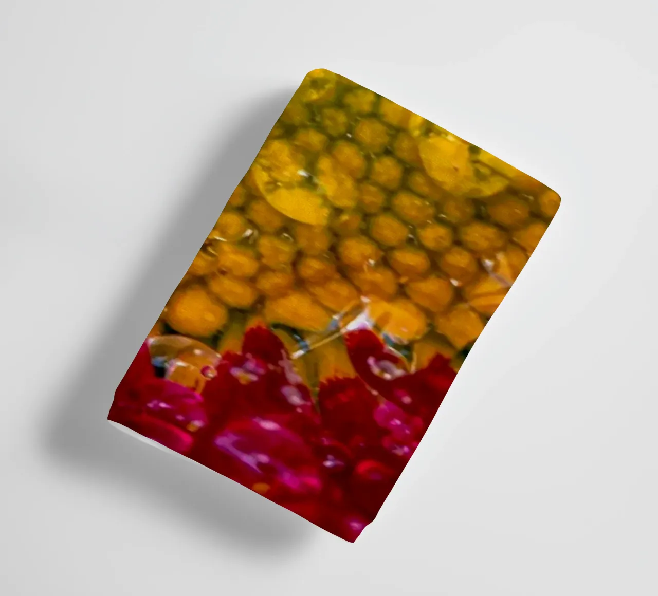 Margherita rossa con gocce d'acqua asciugamano da bagno da Marcus Beckert | Fotografie