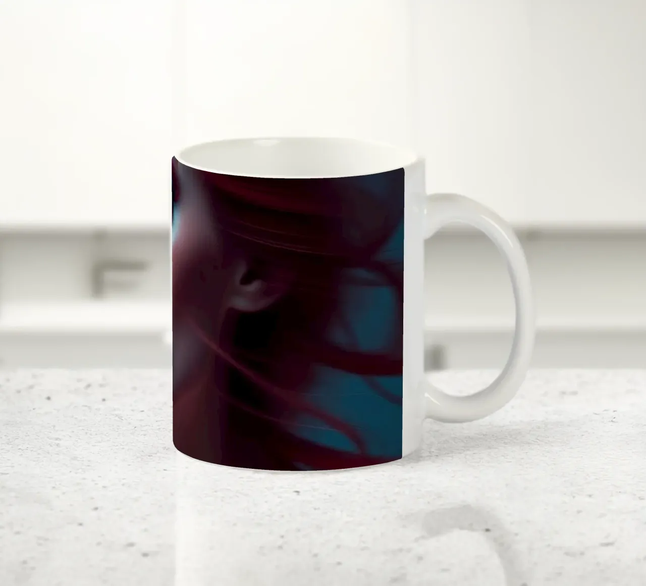 Donna dai capelli rossi con lineamenti marcati e capigliatura fluente in tazza in ceramica da DesignDoodle